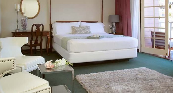 8JM Room Interior, King Bed with sitting area