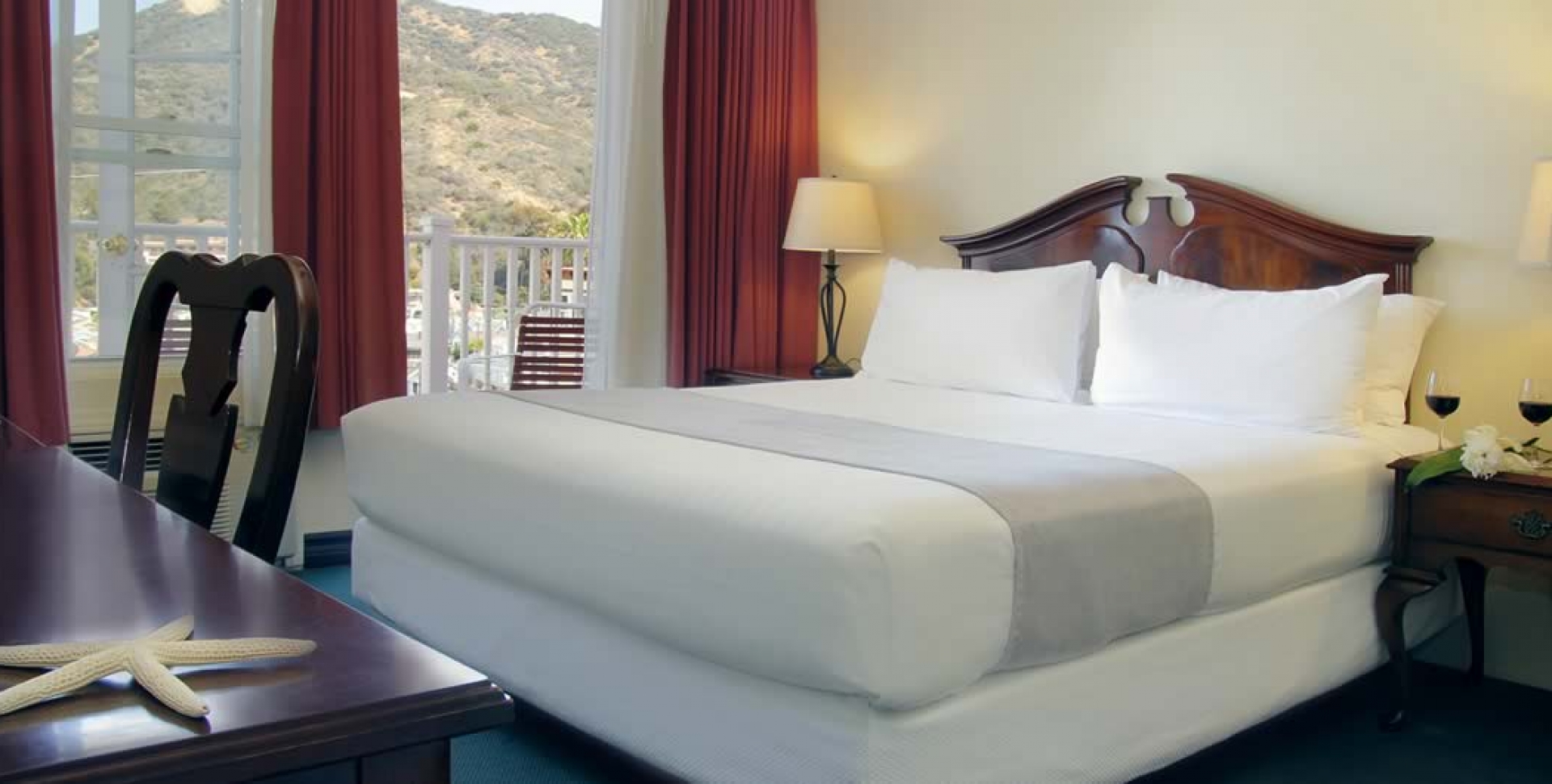St. Lauren Hotel room 5OB bed and balcony with ocean view