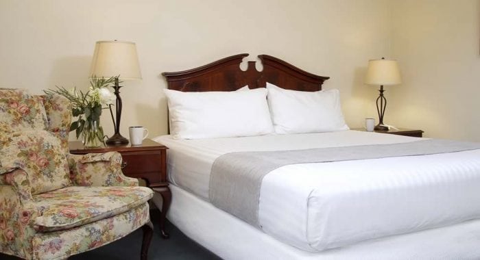 Room 1KR King Bed and sitting area